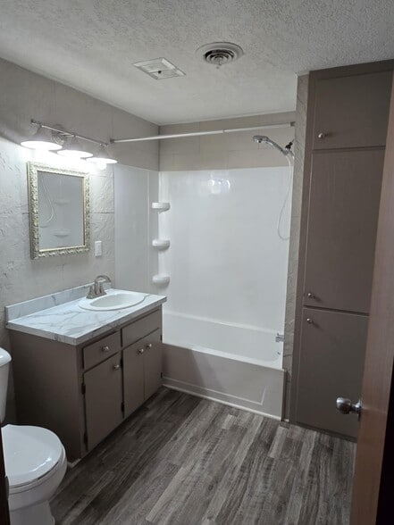 Building Photo - 302 N Cedar Ave