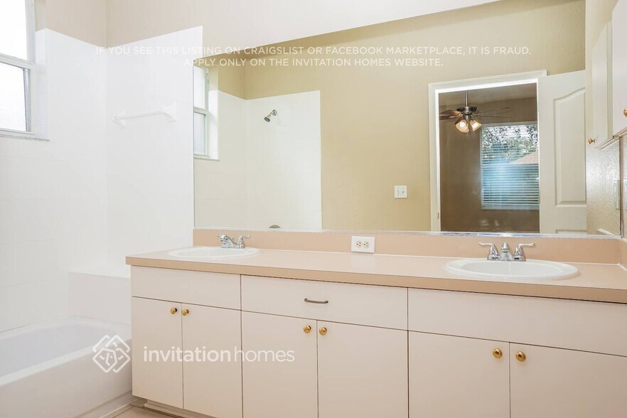 Building Photo - 2844 Wells Ave