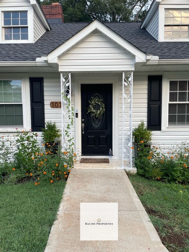 Building Photo - Two-bedroom cottage available near Downtown Greenville