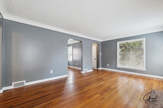 Building Photo - $1250 3 bedroom bungalow