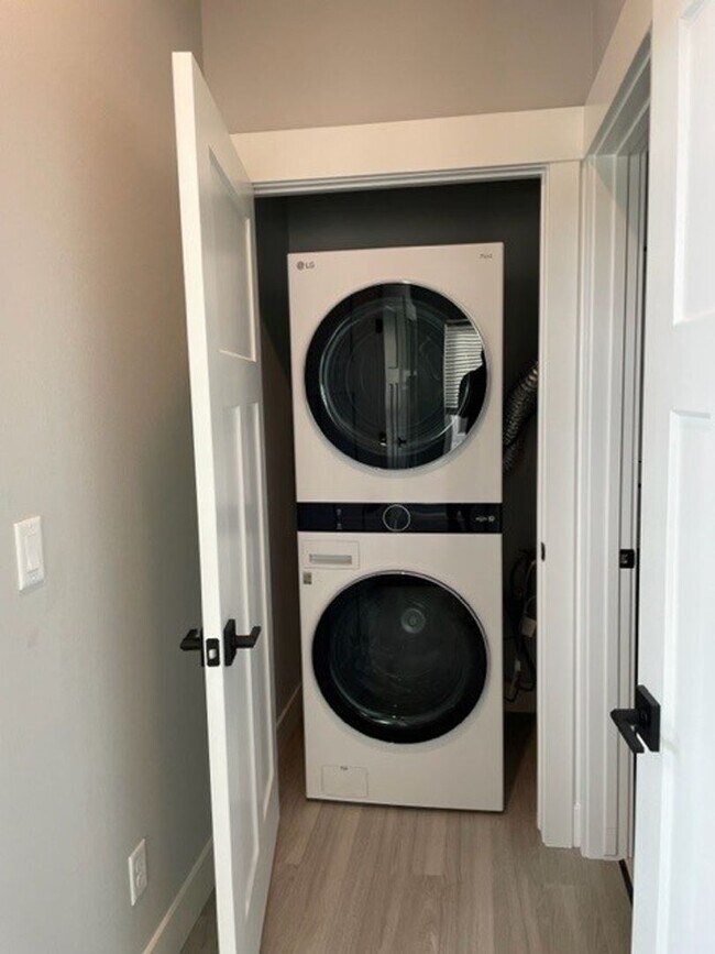 Building Photo - Townhouse For Lease