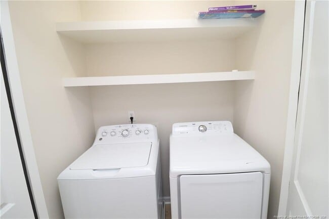 Building Photo - 240 Trayesan Dr