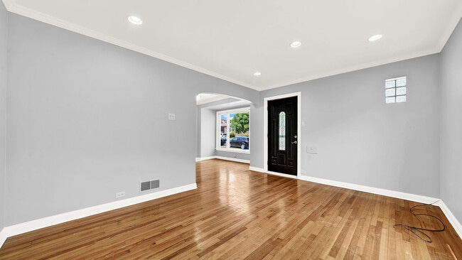 Building Photo - 5542 S Neva Ave