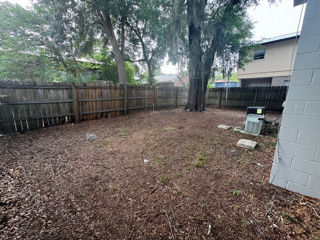Building Photo - Spacious 2-Bedroom Duplex in Prime Gainesv...