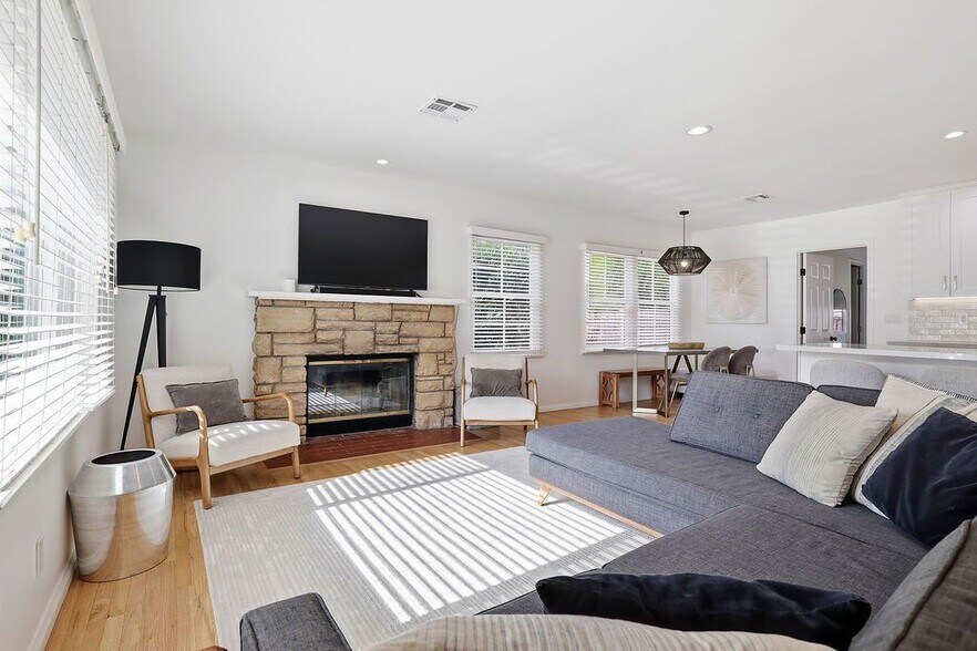 Building Photo - 4958 Canoga Ave