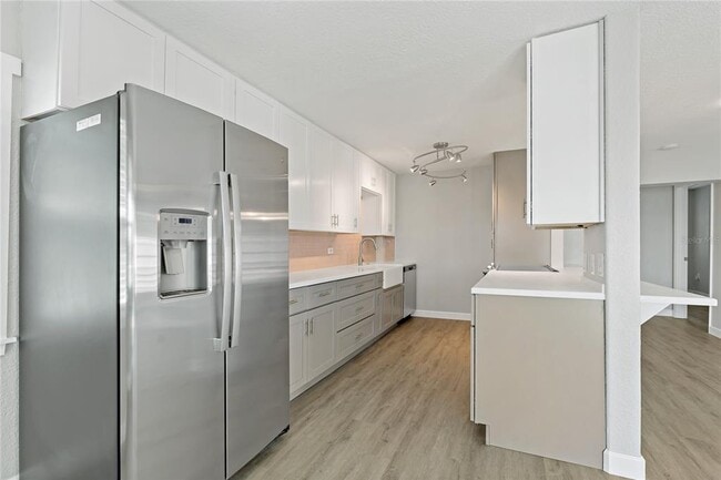 Building Photo - 8441 Bayshore Dr