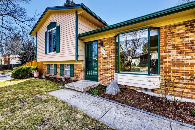 Building Photo - Enjoy the Private Pool and Outdoor Sauna at this 3/2 Home in a Quiet Neighborhood in Louisville