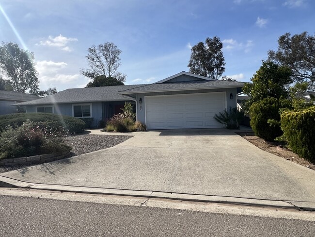 Building Photo - 1064 La Reina Dr