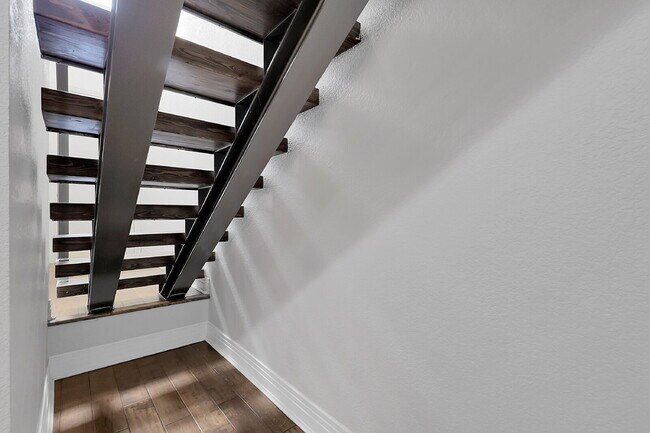 Building Photo - $2,395.00, Spacious Loft, 1.5 bath in Jeff...