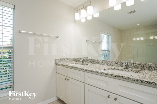 Building Photo - 1021 SW 11th Ave