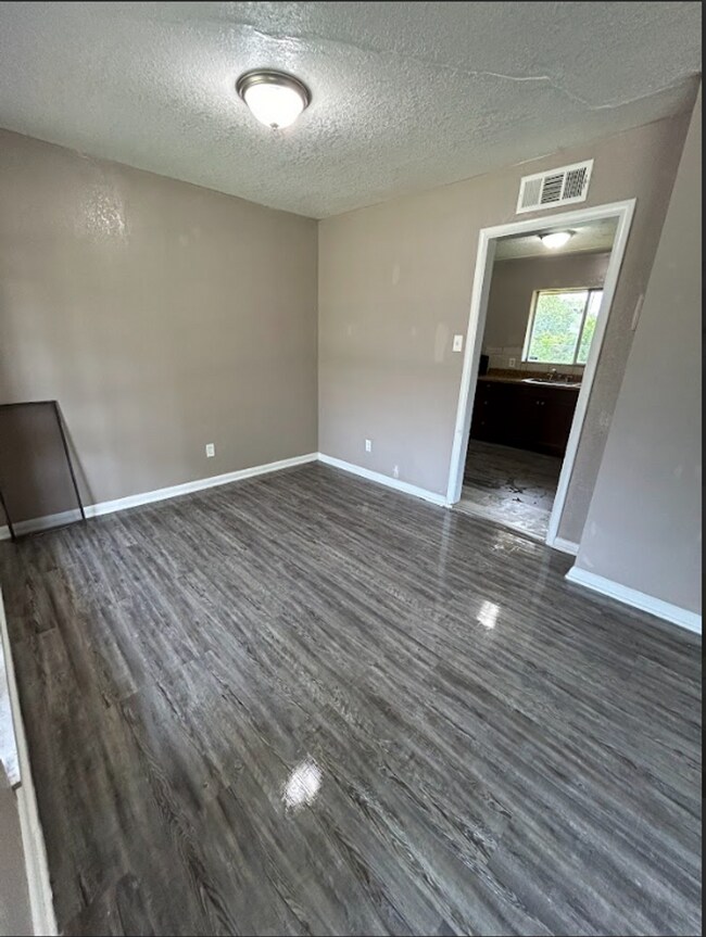 Building Photo - Cute 4 Bedroom Home