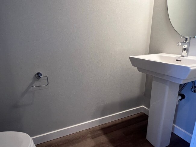 Building Photo - Beautiful, Newer Townhome!  Walking distance to many amenities.