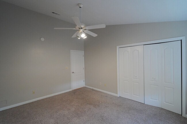 Building Photo - 3 Bed / 2 Bath with Large Yard/Garage in Bucklake area!