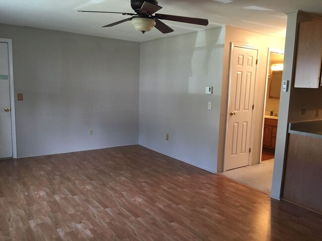 Building Photo - One bedroom with garage