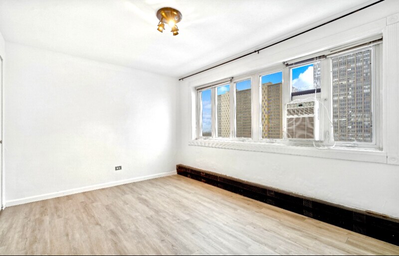 Building Photo - 700 W Bittersweet Pl