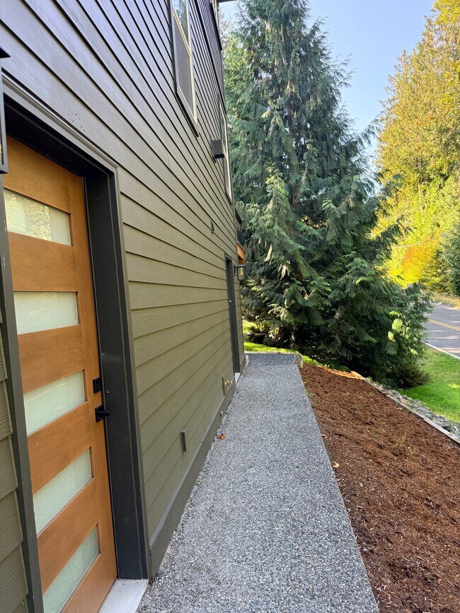 Building Photo - 4320 Lakeway Dr