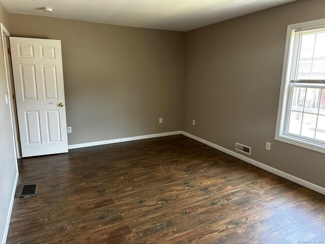 Building Photo - 44 Taft Pointe