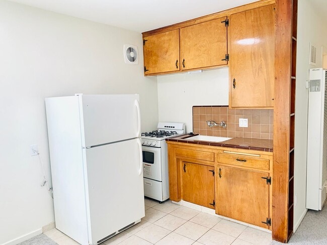 Building Photo - BAYSIDE STUDIO IN MISSION BEACH - ONLY $ 1,595/mo!