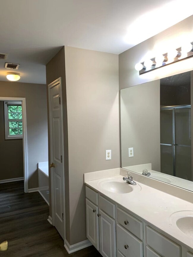Building Photo - 5510 Village View Ln