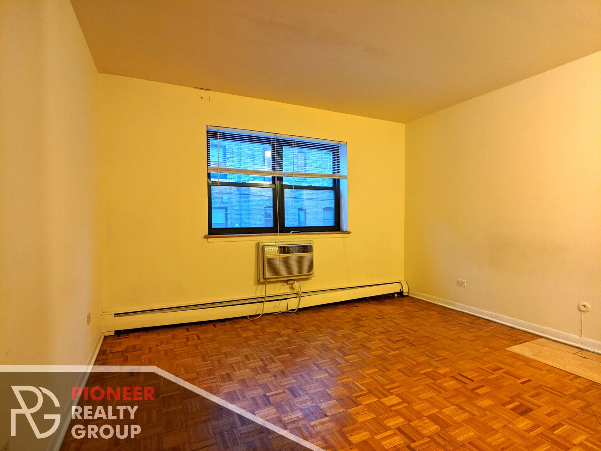 Building Photo - 510 W Briar Pl