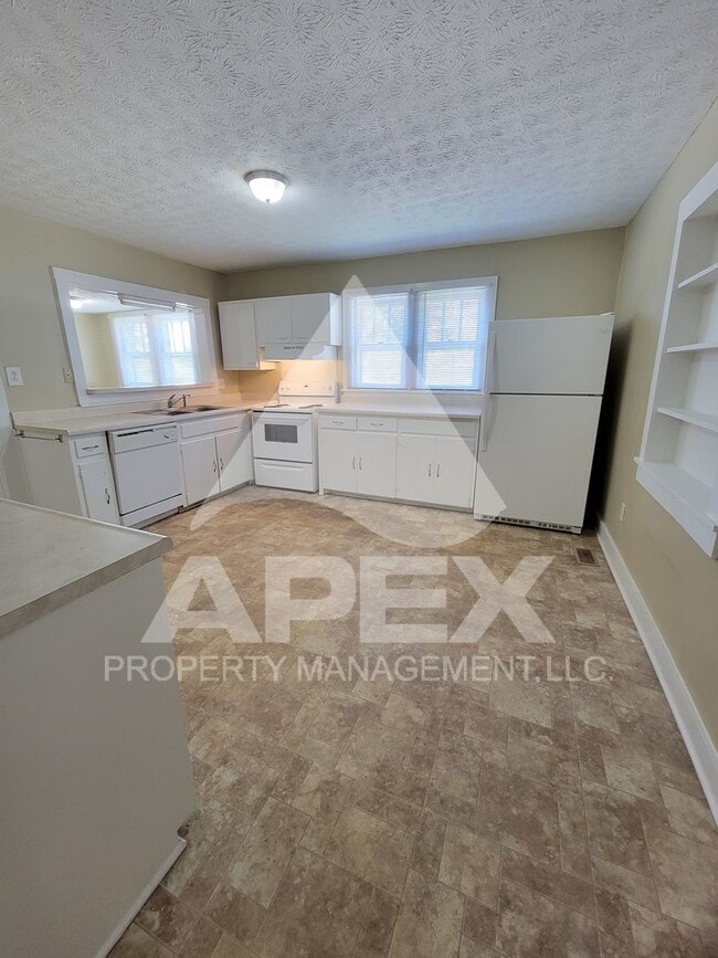 Building Photo - Cute 2 Bd - 1 Ba Single Family Home w/Gara...