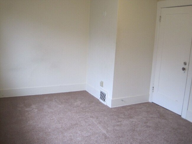 Building Photo - Live in Wallingford and Be Close to Everything!