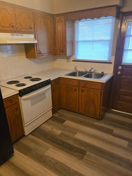 Building Photo - 612 N Center St