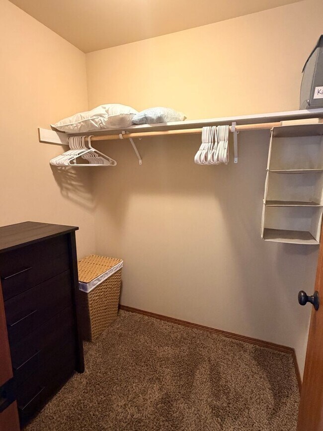Building Photo - Short term, fully furnished home! 3 bed, 2.5 bath, central a/c, w/d, d/w, covered parking, great ...