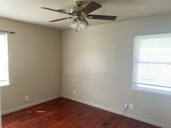 Building Photo - ***2-weeks Free Rent***307 Currie - 3-bedroom home with additional features