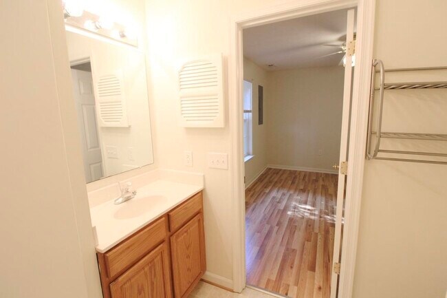 Building Photo - 351 Emerson Ln