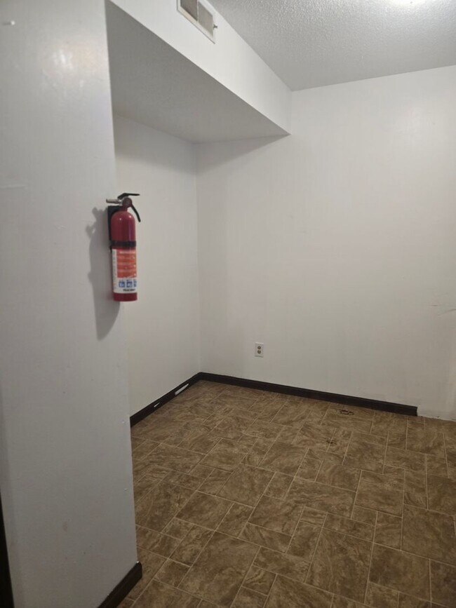 Building Photo - 2305 Southridge Dr