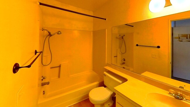 Building Photo - Charming 1 Bedroom 1 Bathroom Unit in Redl...