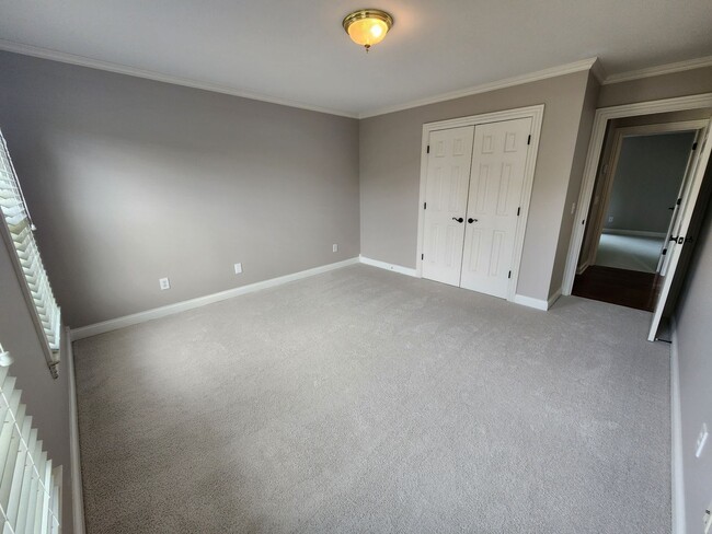 Building Photo - Gorgeous 4/3.5 with amazing back patio!