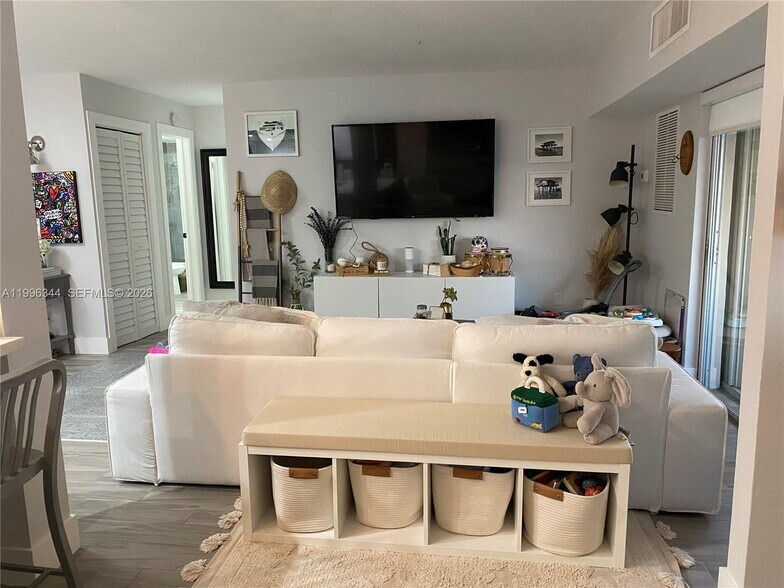 Building Photo - 2201 Brickell Ave