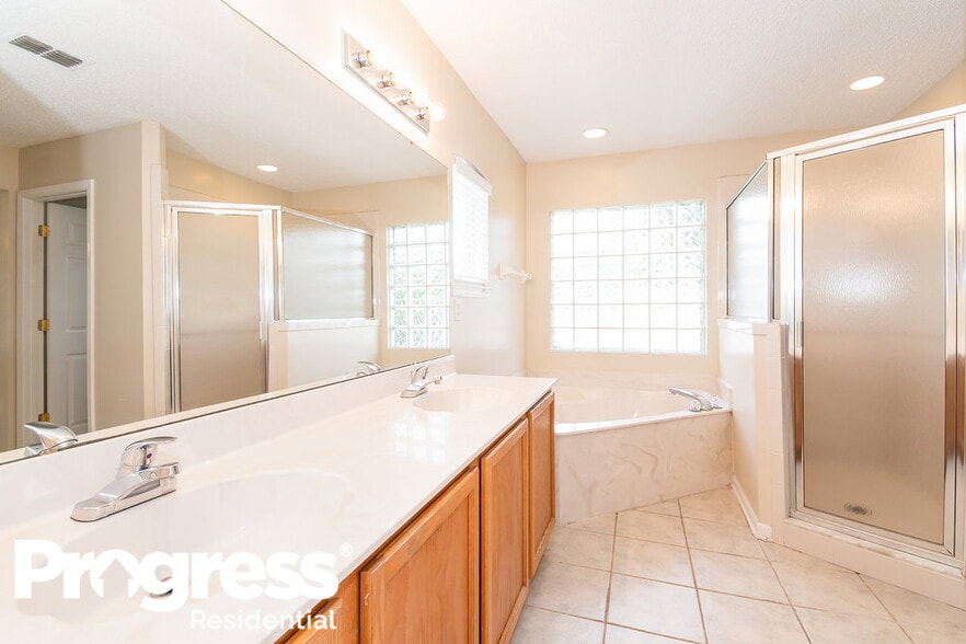 Building Photo - 3338 International Village Ct