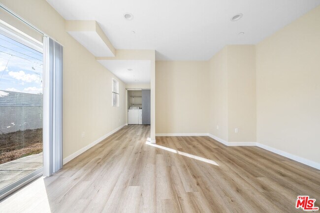 Building Photo - 1002 E 33rd St