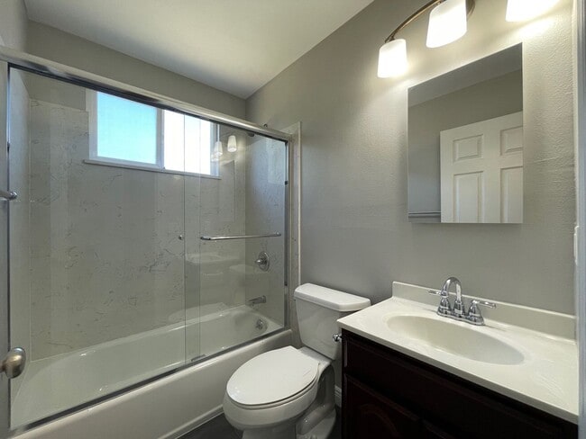 Building Photo - Nice and clean three bedrooms and two bath...