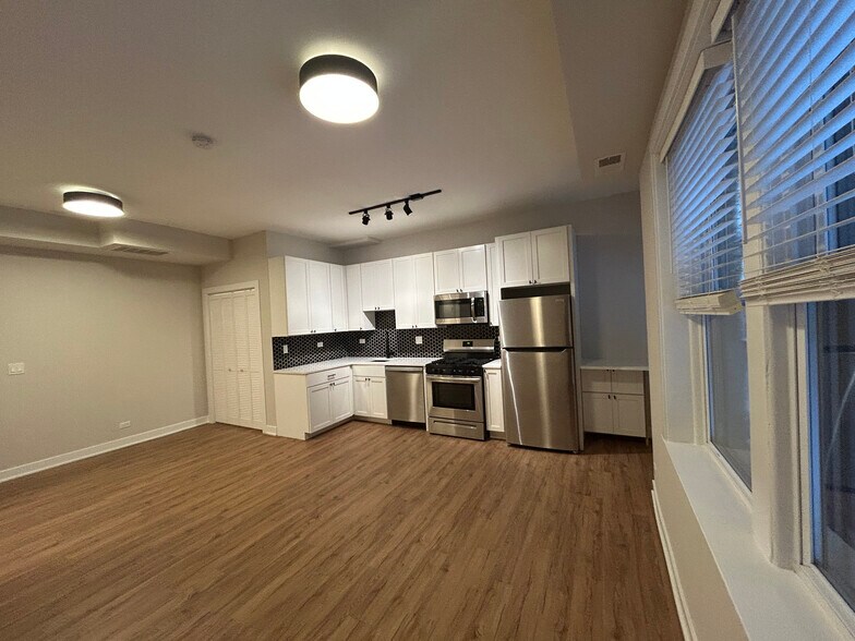 Building Photo - 648 W Wrightwood Ave