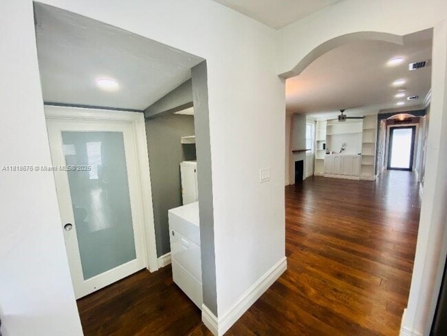 Building Photo - 828 SW 43rd Ave