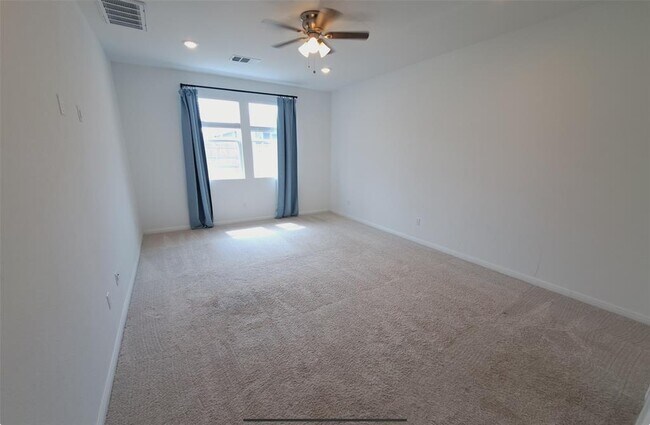 Building Photo - 2633 Danbury Ln