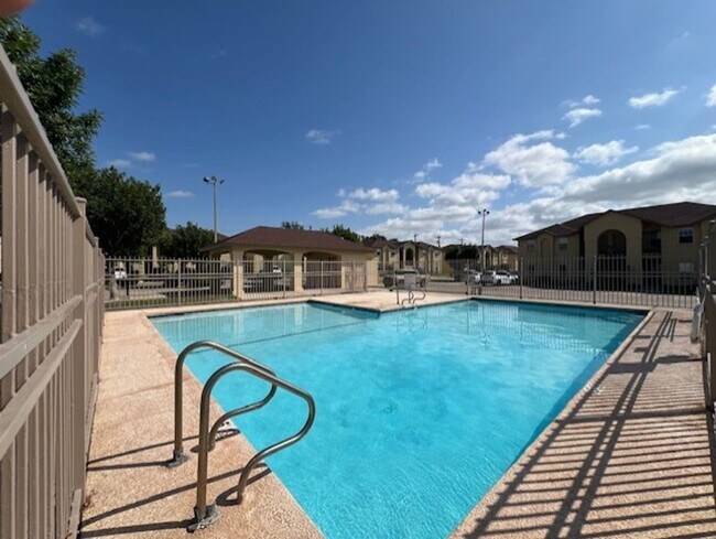 Building Photo - Villas de Cantera
