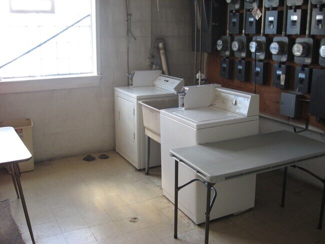 Building Photo - ONE BEDROOM APARTMENT COMING AVAILABLE! NO...
