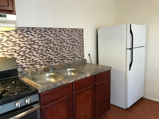 kitchen - 11553 Vanport Ave