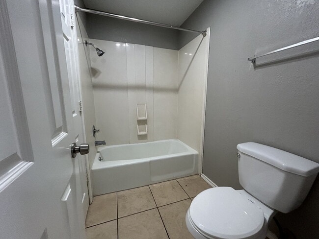 Building Photo - Duplex Located Minutes From Shopping, Entertainment & Restaurants!