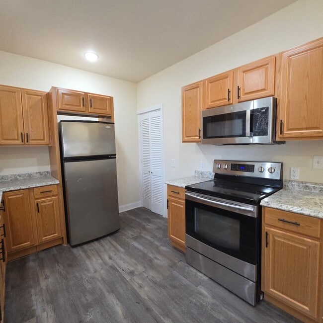Building Photo - 3 bedroom with modern Kitchen