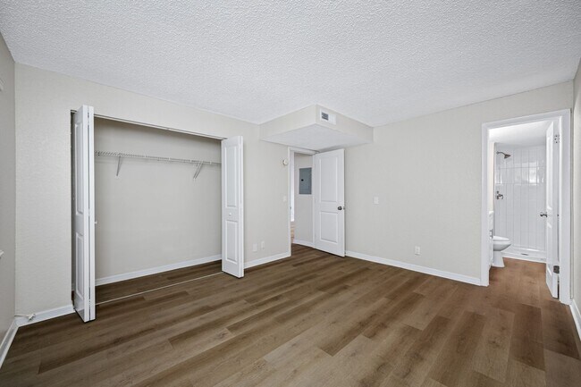 Building Photo - Newly Renovated 2 Bed-2 Bath Apartment wit...