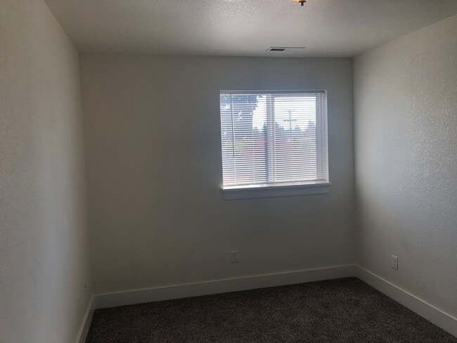 Building Photo - Newer 3 bedroom, 2.5 bath duplex in desirable neighborhood! MOVE IN SPECIAL!