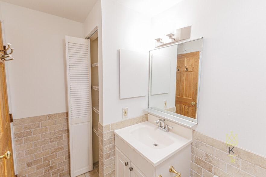 Building Photo - 96 Gainsborough St