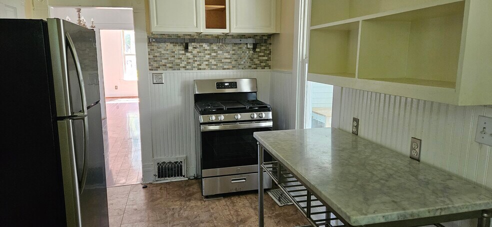 Building Photo - 129 N Bergan Ave