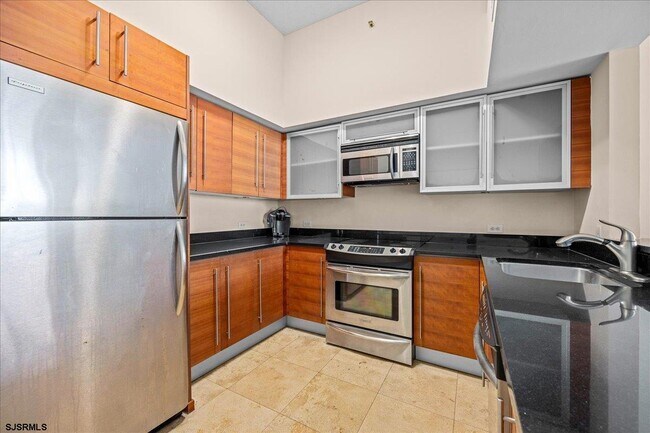 Building Photo - 526 Pacific Ave